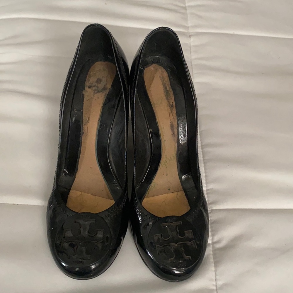 Black wedges